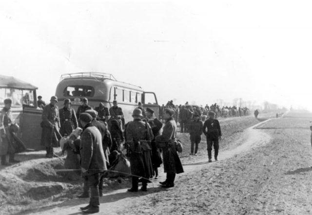 Polenevakuierung Polen verlassen in Autobussen das Dorf Blonie.