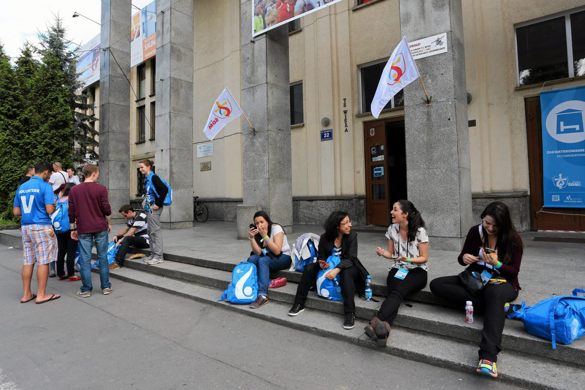 20.07.2016 Krakow . ul Reymonta , Pielgrzymi na Swiatowe Dni Mlodziezy pod hala Wisly gdzie zostali zakwaterowani . Fot . Mateusz Skwarczek / Agencja Gazeta