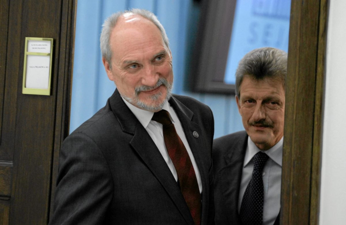 05.11.2012 WARSZAWA , SEJM . PRZEWODNICZACY ANTONI MACIEREWICZ (L) I POSEL PIS STANISLAW PIOTROWICZ (P) PODCZAS KONFERENCJI PRASOWEJ PARLAMENTARNEGO ZESPOLU DO ZBADANIA PRZYCZYN KATASTROFY SAMOLOTU TU - 154 M , KTORA MIALA MIEJSCE 10 KWIETNIA 2010 POD SMOLENSKIEM . FOT. SLAWOMIR KAMINSKI / AGENCJA GAZETA