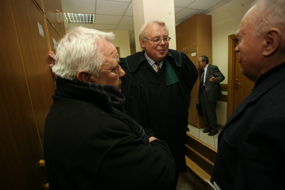 Andrzej Lew Mirski (w todze), przed rozprawą z powództwa Jana Kobylańskiego przeciwko dziennikarzom