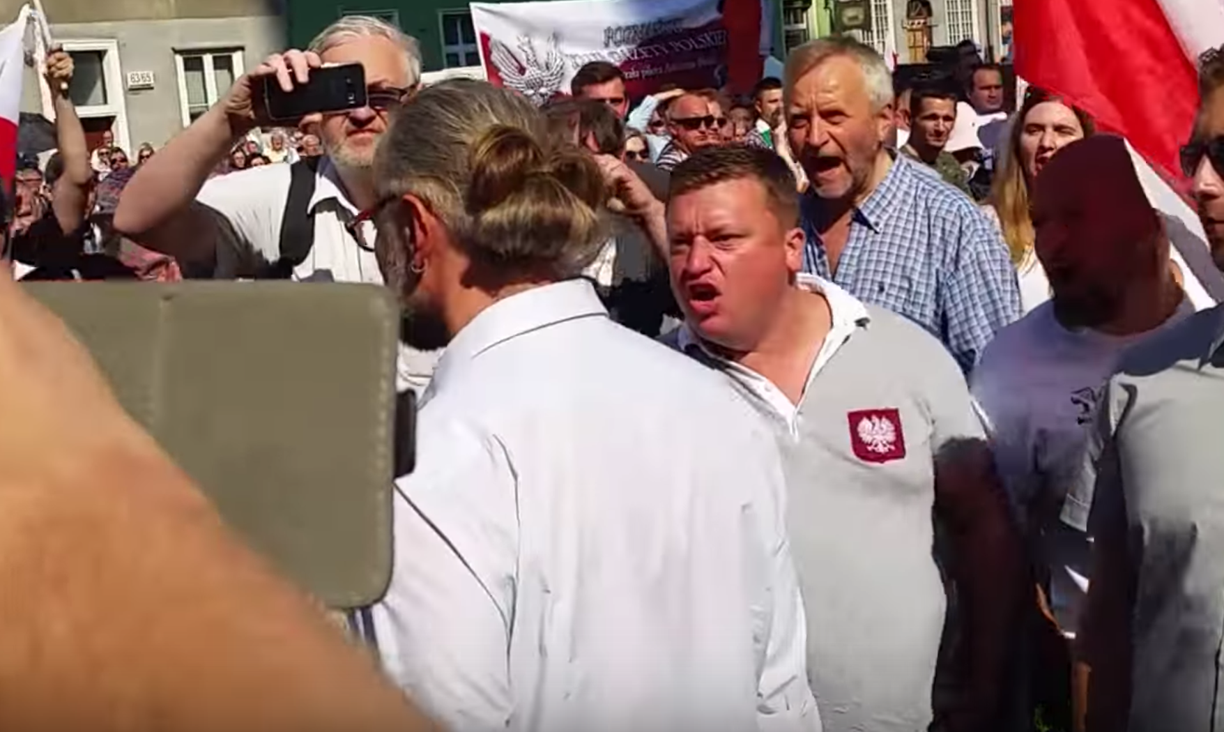 Mateusz Kijowski opuszcza pogrzeb "Inki" i "Zagończyka" / fot. YouTube