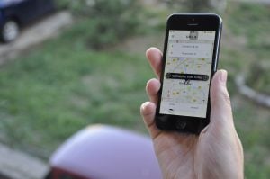 Uber to marka, pod którą występują firmy parataksówkowe w wielu krajach. I aplikacja kojarząca kierowców z pasażerami