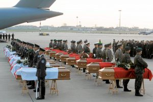 23.04.2010 WARSZAWA , PRZYLOT OSTATNICH 21 TRUMIEN Z CIALAMI OFIAR KATASTROFY POD SMOLENSKIEM NA WOJSKOWE LOTNISKO OKECIE . FOT. WOJCIECH OLKUSNIK / AGENCJA GAZETA