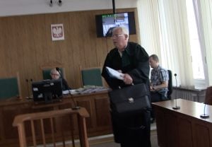 8 września 2016 r. Mecenas Andrzej Lew- Mirski podpisuje ugody z bliskimi ofiar katastrofy smoleńskiej. Fot. Jakub Stachowiak