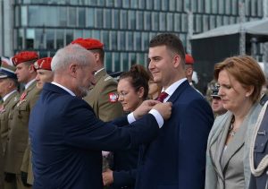 Antoni Macierewicz odznacza Bartłomieja Misiewicza / fot. Facebook MON