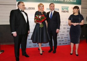 Tomasz Sakiewicz i Katarzyna Gójska- Hejke z Fundacji Nieazależne Media z parą prezydencką podczas gali "niepokornych" mediów