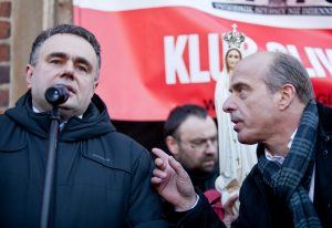 04.03.2012 KRAKOW , DZIENNIKARZ , MUZYK I KOMPOZYTOR JAN POSPIESZALSKI ( P ) I REDAKTOR NACZELNY " GAZETY POLSKIEJ " TOMASZ SAKIEWICZ ( L ) PODCZAS MANIFESTACJI W OBRONIE WOLNOSCI SLOWA PRZESZLA SPOD KOSCIOLA BERNARDYNOW NA RYNEK GLOWNY . W MANIFESTACJI WZIELI UDZIAL SLUCHACZE RADIA MARYJA , ODBIORCY TELEWIZJI TRWAM I CZYTELNICY GAZETY POLSKIEJ . FOT. MICHAL LEPECKI / AGENCJA GAZETA