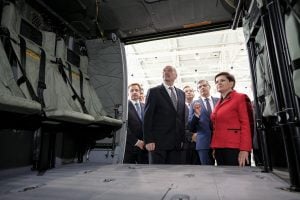 10.10.2016 Premier Beata Szydło i minister Antoni Macierewicz z wizytą w zakładach PZL Mielec produkujących śmigłowce Black Hawk. Fot. Patryk Ogorzałek / Agencja Gazeta