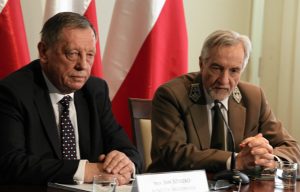 25.03.2016 Warszawa , ul . Wawelska . Ministerstwo Srodowiska . Minister srodowiska Jan Szyszko i Dyrektor Generalny Lasow Panstwowych Konrad Tomaszewski podczas konferencji prasowej pt. " Program dzialan na rzecz Puszczy Bialowieskiej ". Fot. Slawomir Kaminski / Agencja Gazeta