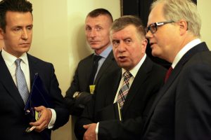 04.10.2016 Warszawa , Sejm . Czlonek zarzadu Polskiej Grupy Zbrojeniowej Maciej Lew - Mirski , przewodniczacy Michal Jach i Prezes Polskiej Grupy Zbrojeniowej Arkadiusz Siwko i podczas posiedzenia Sejmowej Komisji Obrony . Fot . Slawomir Kaminski / Agencja Gazeta