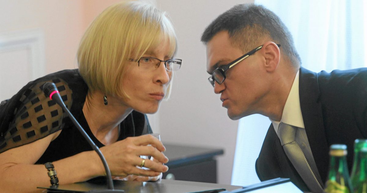 05.08.2010 WARSZAWA , SEJM , OD LEWEJ : BEATA GOSIEWSKA , MEC. RAFAL ROGALSKI ( PELNOMOCNIK RODZIN ) PODCZAS POSIEDZENIA ZESPOLU PARLAMENTARNEGO DO WYJASNIENIA KATASTROFY SMOLENSKIEJ . FOT. WOJCIECH OLKUSNIK / AGENCJA GAZETA