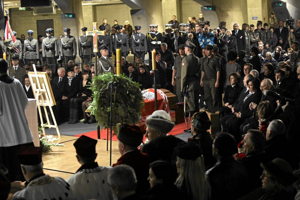 03.11.2012 WARSZAWA . SWIATYNIA OPATRZNOSCI BOZEJ . POWTORNY POGRZEB OSTATNIEGO PREZYDENTA RP NA UCHODZSTWIE RYSZARDA KACZOROWSKIEGO . FOT . AGATA GRZYBOWSKA / AGENCJA GAZETA