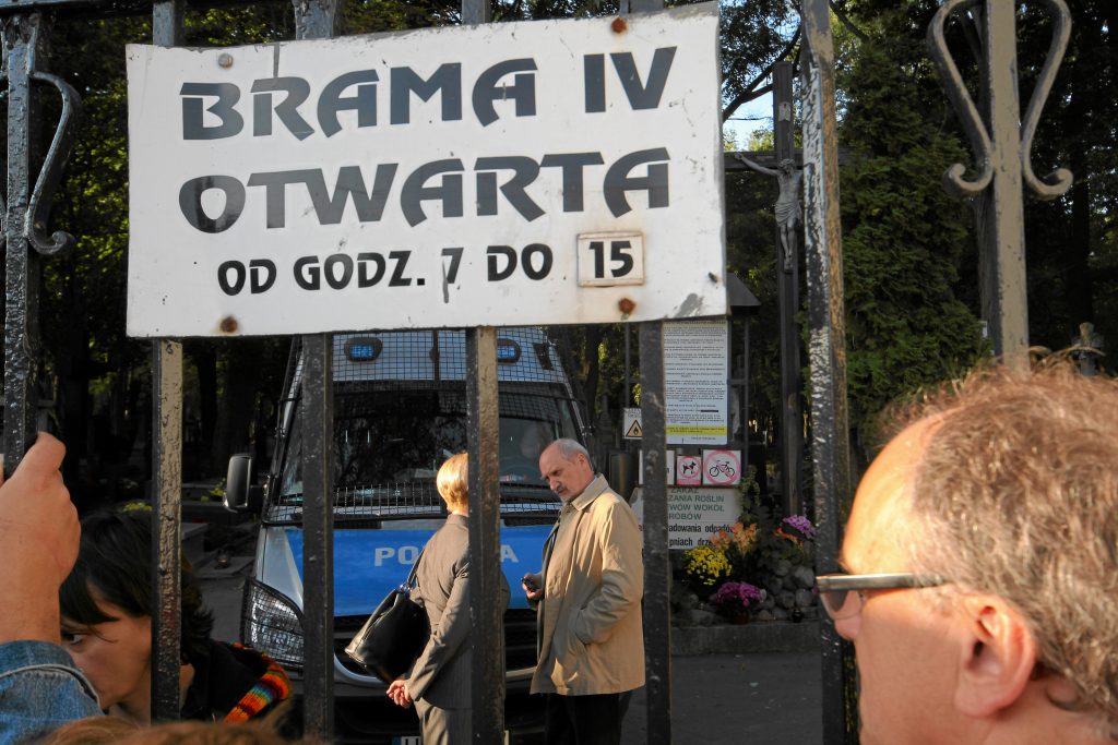 18.09.2012 WARSZAWA , STARY CMENTARZ POWAZKOWSKI . POSLOWIE PIS M.IN. ANTONI MACIEREWICZ (CP) I ANNA FOTYGA (CL) PODCZAS EKSHUMACJI JEDNEJ Z OFIAR KATASTROFY SMOLENSKIEJ - TERESY WALEWSKIEJ - PRZYJALKOWSKIEJ . W ZWIAZKU Z EKSHUMACJA PRZED IV BRAMA ZGROMADZILA SIE GRUPA KILKUDZIESIECIU OSOB Z KLUBOW " GAZETY POLSKIEJ " , Z TRANSPARENTAMI " ZADAMY PRAWDY " I " SMOLENSK - NIE POZWOLIMY ZAKLAMAC PRAWDY " . FOT. DARIUSZ BOROWICZ / AGENCJA GAZETA