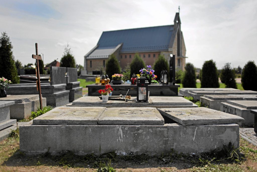 29.08.2011 KRAKOW , GROB ZBIGNIEWA WASSERMANNA NA CMENTARZU NA BIELANACH PRZY ULICY WOLSKIEGO . ZWLOKI POLITYKA ZOSTALY NAD RANEM WYJETE Z GROBU . MAJA ZOSTAC PODDANE EKSHUMACJI . FOT. JAKUB OCIEPA / AGENCJA GAZETA