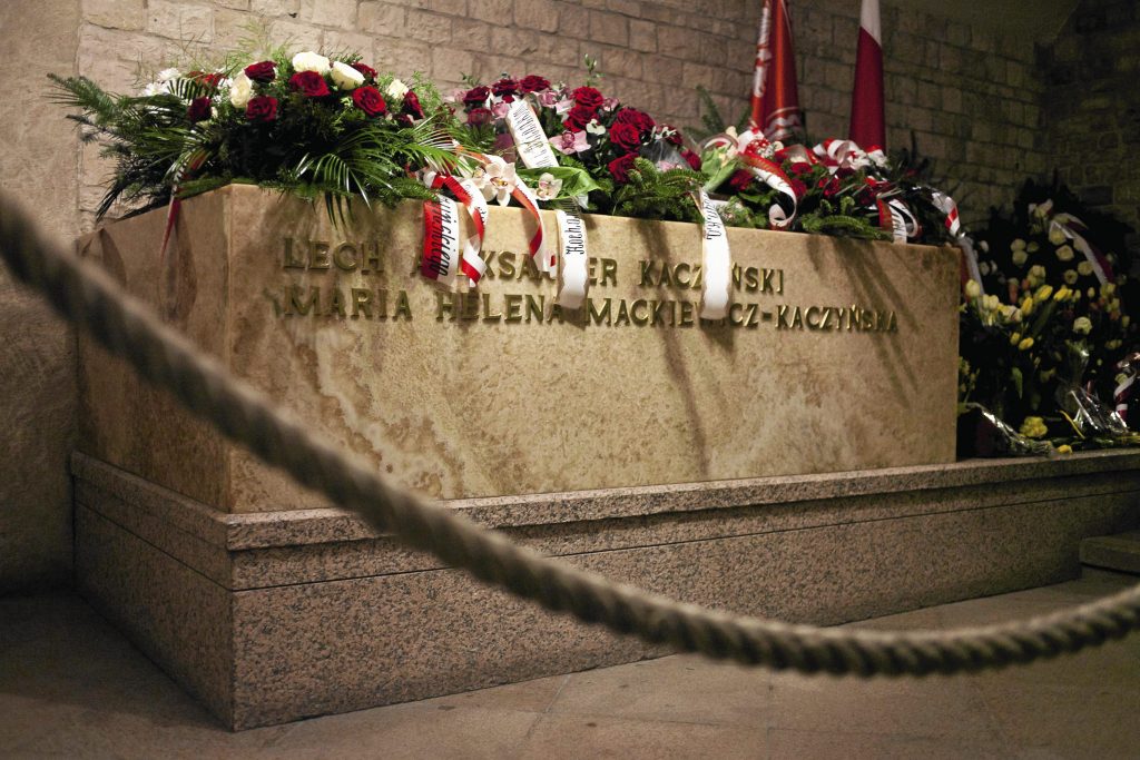 18.04.2013 Krakow , krypta srebrnych dzwonow na Wawelu . Grob pary prezydenckiej Lecha i Marii Kaczynskich podczas III rocznicy ich pogrzebu . Fot. Jakub Ociepa / Agencja Gazeta
