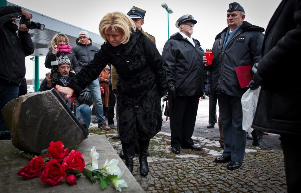 15.12.2012 LODZ , LOTNISKO LUBLINEK IM REYMONTA . EWA BLASIK , WDOWA PO GENERALE ODSLANIA TABLICE POSWIECONA TRAGICZNIE ZMARLEMU MEZOWI FOT. MALGORZATA KUJAWKA / AGENCJA GAZETA