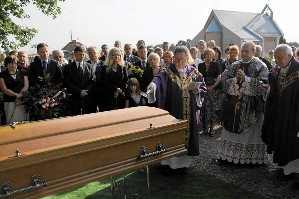 01.09.2011 KRAKOW , TRUMNA NAD GORBEM PODCZAS PONOWNEGO POGRZEBU ZBIGNIEWA WASSERMANNA KTORY ZGINAL W KATASTROFIE LOTNICZEJ POD SMOLENSKIEM . W PONIEDZIALEK ZOSTAL EKSHUMOWANY . PONOWNY POGRZEB ODBYL SIE NA CMENTARZU NA BIELANACH PRZY UL . ORLEJ . FOT. MICHAL LEPECKI / AGENCJA GAZETA