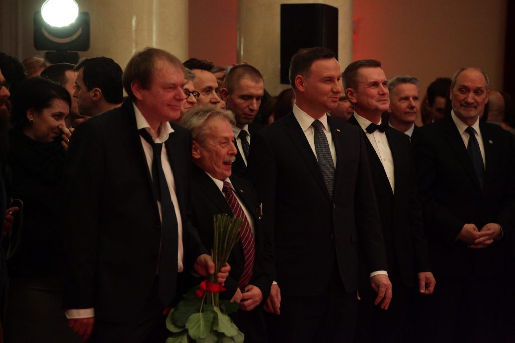 29.02.2016 Warszawa , PKiN , Konoteka . Prezydent RP Andrzej Duda i oficjele (m.in. minister obrony narodowej Antoni Macierewicz - /p/) podczas uroczystej premiery filmu " Historia Roja ". Fot . Slawomir Kaminski / Agencja Gazeta