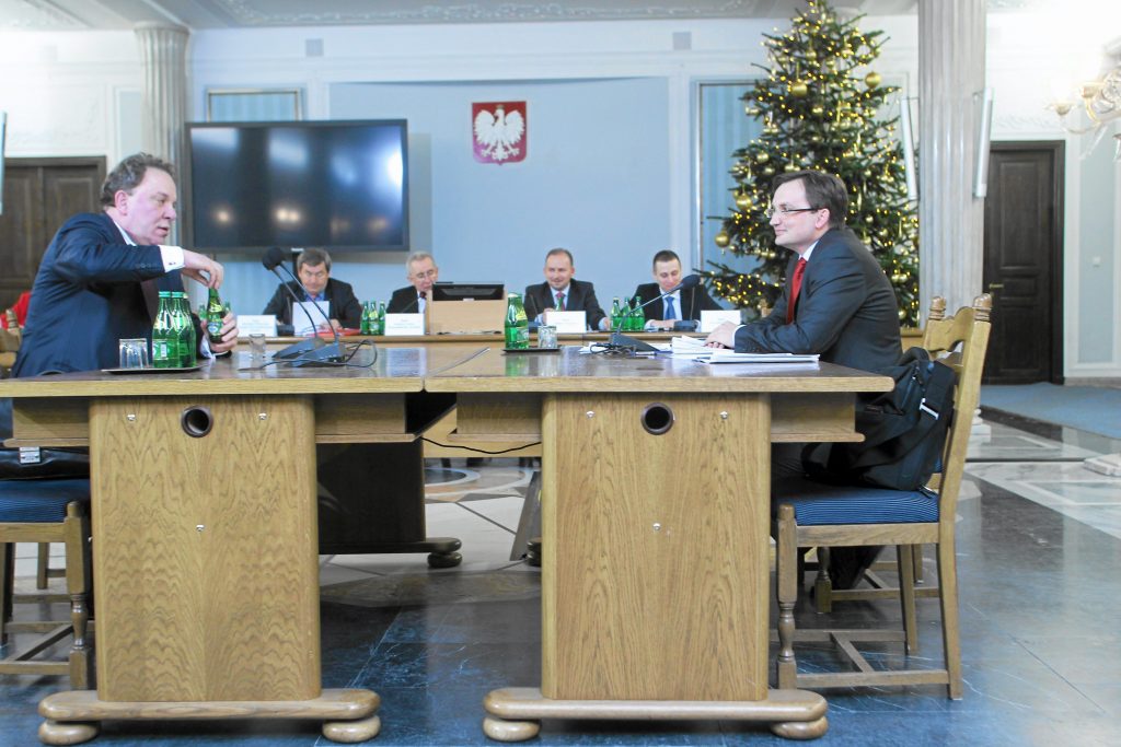 09.12.2010 WARSZAWA , SEJM , OD LEWEJ : JAROMIR NETZEL , ZBIGNIEW ZIOBRO PODCZAS KONFRONTACJI PRZED KOMISJA SLEDCZA DS. NACISKOW . W TLE CZLONKOWIE KOMISJI : STANISLAW WITASZCZYK , ANDRZEJ CZUMA , ROBERT WEGRZYN I KRZYSZTOF BREZJA . FOT. WOJCIECH OLKUSNIK / AGENCJA GAZETA