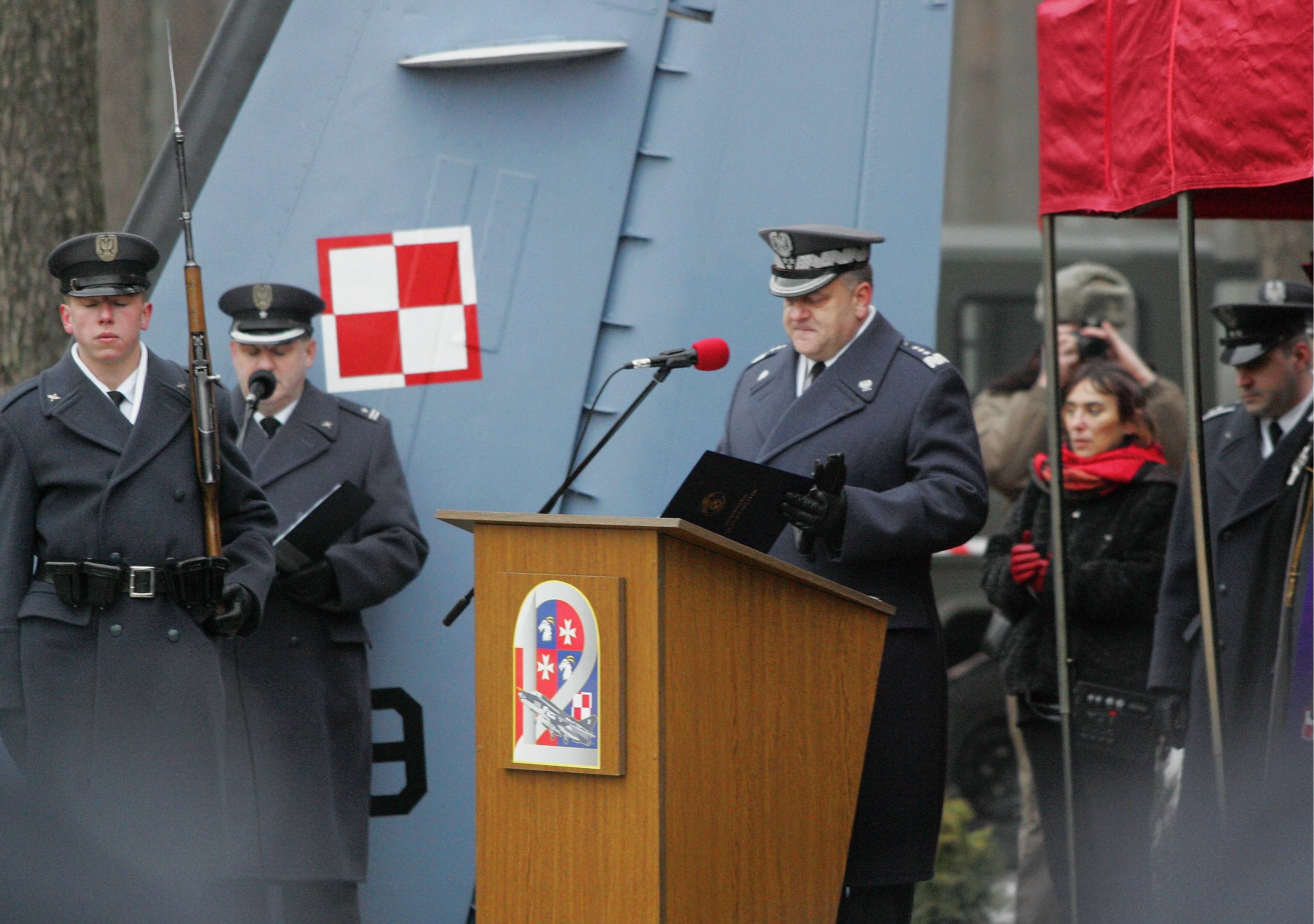 23.01.2009 r. Generał Andrzej Błasik podczas uroczystości odsłonięcia pomnika upamiętniającego ofiary katastrofy CASA. Fot. Cezary Aszkiełowicz/ Agencja Gazeta