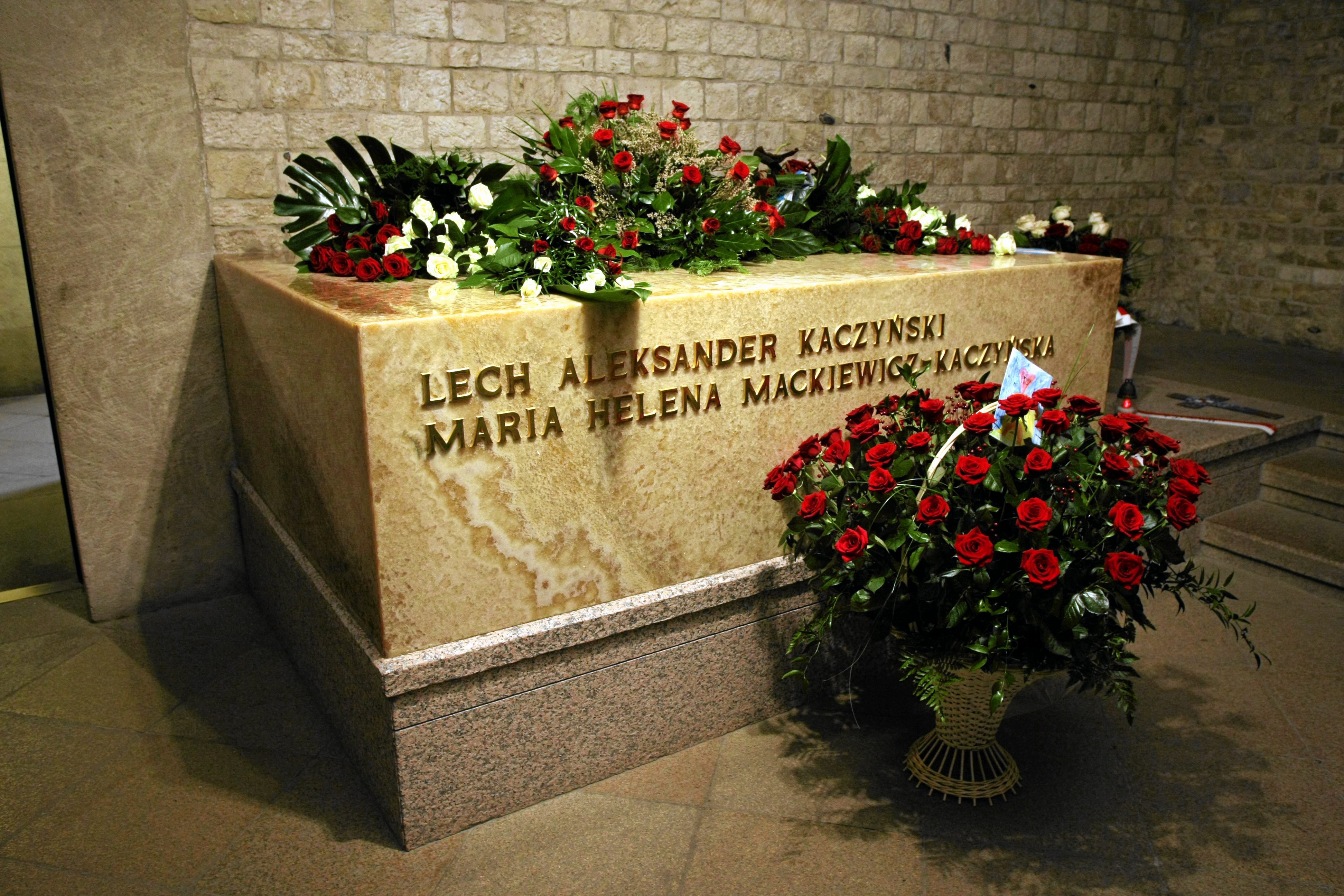 18.06.2010 , KRAKOW , KANDYDAT NA PREZYDENTA JAROSLAW KACZYNSKI ZLOZYL KWIATY W KRYPCIE NA WAWELU NA GROBIE SWOJEGO BRATA BLIZNIAKA LECHA W ROCZNICE URODZIN , PRZYBYL NA WAWEL W TOWARZYSTWIE MARTY KACZYNSKIEJ SWOJEJ BRATANICY , KWIATY NA SARKOFAGU I LAURKA DLA DZIADKA LESZKA OD WNUKÓW . FOT. KRZYSZTOF KAROLCZYK / AGENCJA GAZETA