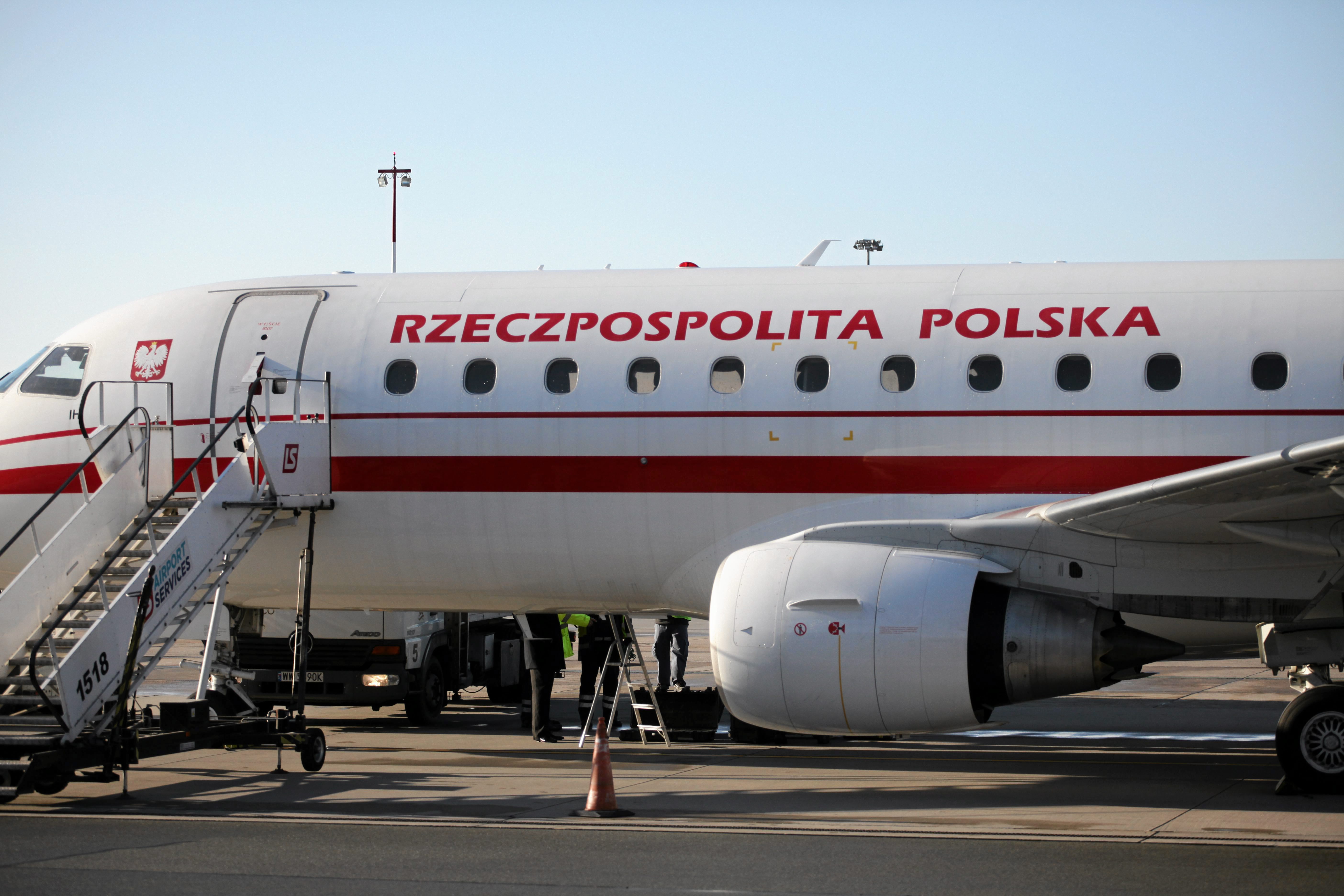 29.11.2015 Warszawa , Wojskowy Port Lotniczy Warszawa Okecie . Samolot rzadowy ( Premier Beata Szydlo podczas oswiadczenia dla prasy przed wylotem do Brukseli i Paryza , gdzie odbeda sie szczyt UE-Turcja oraz szczyt klimatyczny COP21 ). Fot . Slawomir Kaminski / Agencja Gazeta