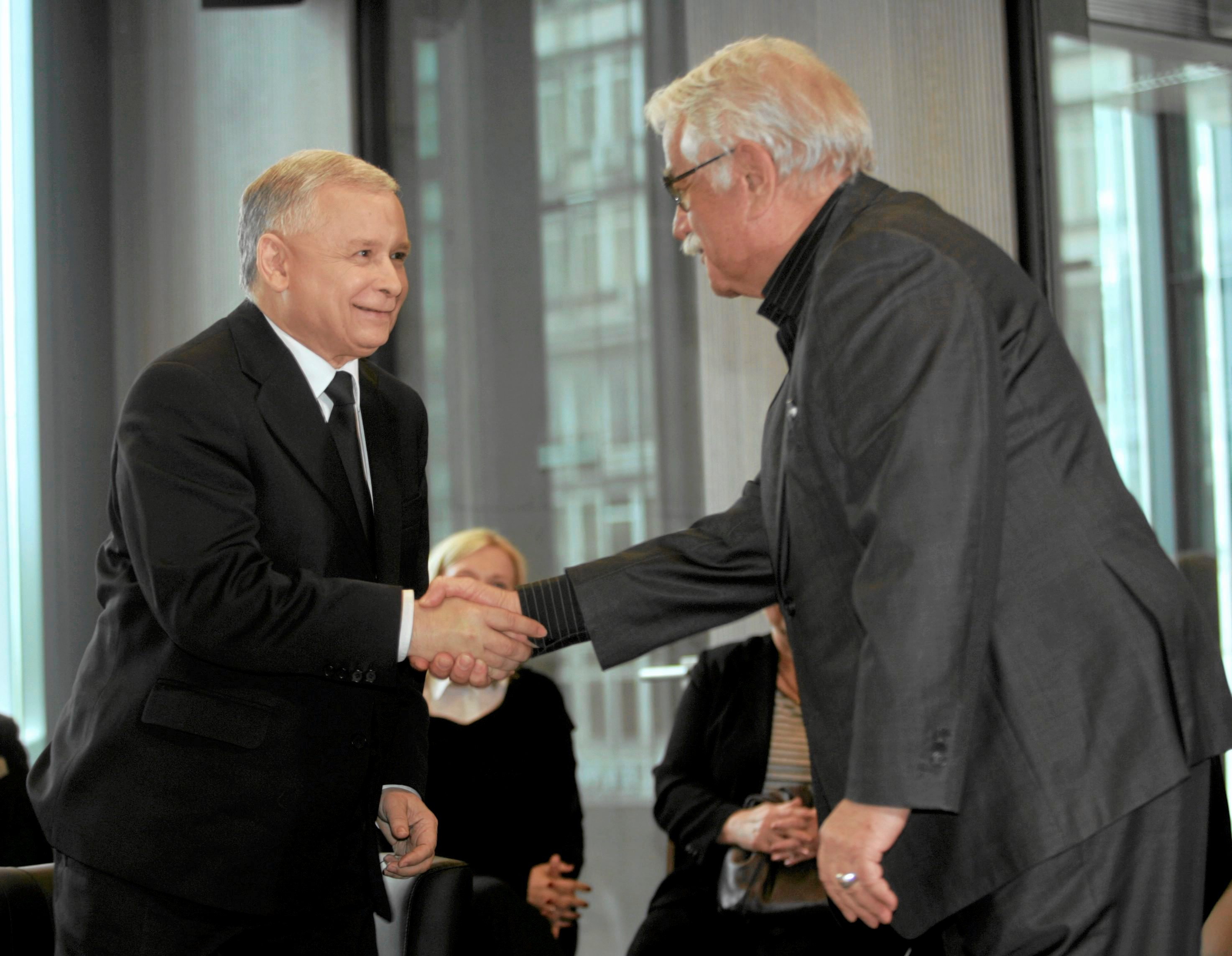 07.05.2010 WARSZAWA , MUZEUM CHOPINA , JAROSLAW KACZYNSKI I JAN PIETRZAK PODCZAS PREZENTACJI SPOLECZNEGO WARSZAWSKIEGO KOMITETU POPARCIA W WYBORACH PREZYDENCKICH DLA KANDYDATURY JAROSLAWA KACZYNSKIEGO NA URZAD PREZYDENTA . FOT. WOJCIECH OLKUSNIK / AGENCJA GAZETA