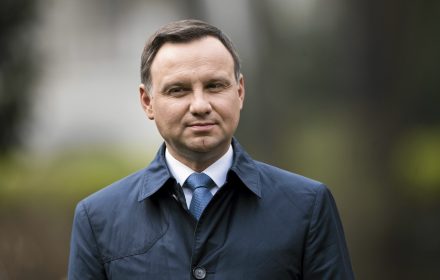 Cieszę się ogromnie, że postanowienia szczytu w Newport, a przede wszystkim szczytu Sojuszu Północnoatlantyckiego w Warszawie, o które tak ogromnie zabiegaliśmy, stają się dzisiaj faktem.
Wystąpienie na poligonie w Orzyszu