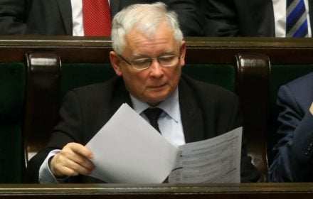 Pytał, czy chcę być internowany. Uczciwie mówiąc, chciałem i skądinąd byłem pewny, że zostanę, ale z drugiej strony słyszałem o kabotynach, którzy zgłaszali się, aby ich internować. Odrzekłem więc, że nie chcę.
J. Kaczyński, „Porozumienie przeciw monowładzy”