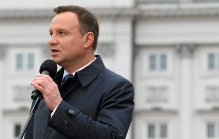 Błędem było odejście od ośmioletniej podstawówki i czteroletniego liceum i utworzenie gimnazjów, dokąd trafia młodzież w trudnym wieku i jest w nich anonimowa (…) Należy je wydłużyć lub zlikwidować (…) najlepszy byłby system cztery – cztery - cztery.
wypowiedź na posiedzeniu Narodowej Rady Rozwoju
