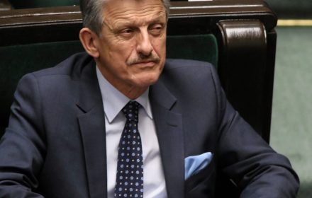 Rządy Tuska to również doprowadzenie do wyzysku Polski (...). Potwierdza to raport Global Financial Integrity, Polska należy do 20 najbardziej wyzyskiwanych krajów świata. Rocznie wycieka z państwa polskiego 90 miliardów złotych.
„Sygnały Dnia”, Polskie Radio