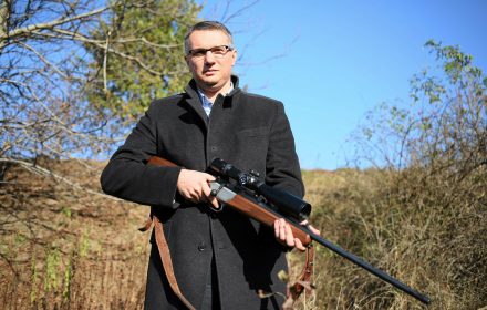 Polacy są najbardziej rozbrojonym narodem w Unii Europejskiej. Nasi sąsiedzi mają kilkanaście bądź wręcz kilkadziesiąt razy więcej sztuk broni na 1000 mieszkańców (...)
wPolityce.pl