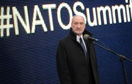 Tajemnicza promocja MON Konferencja Antoniego Macierewicza ws. szczytu NATO