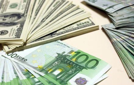 „Na naszych oczach dolar, euro i funt szterling straciły zaufanie jako waluty odpowiednie do przeprowadzania transakcji, przechowywania rezerw i denominacji aktywów”.
Otwarcie Wschodniego Kongresu Ekonomicznego