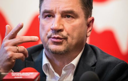 To, co się dzisiaj dzieje, jest wielką hucpą. Jeśli druga strona myśli, że będziemy się temu biernie przyglądać, to się myli. Przygotowujemy się do wyjścia na ulice i policzenia się. My ich czapkami przykryjemy
TVP Info