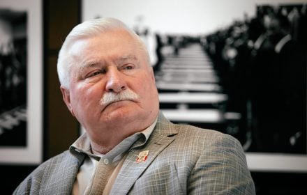 Dopóki naród nie zgodzi się na korekty demokracji, jedna władza nie może zabierać innej. Dopóki nie ma zgody narodu na takie działanie, nie można tak robić. Naród nie im dał władzy na łamanie konstytucji - albo referendum, albo zaprzestają takich działań.
Spotkanie KOD w Gdańsku