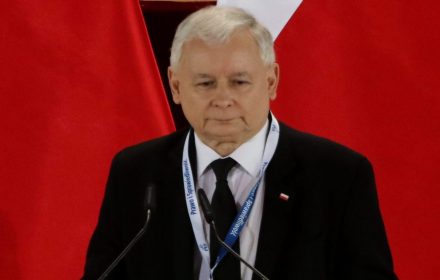 Jako Polak mogę jedynie przytoczyć słowa mojego brata Lecha, które powtarzał: "Angela Merkel jest dla nas Polaków najlepszym wyjściem". Uważam, że miał rację. Z polskiego punktu widzenia mówię: byłoby dobrze, gdyby Pani Merkel została ponownie wybrana.
Wywiad dla "Bilda"