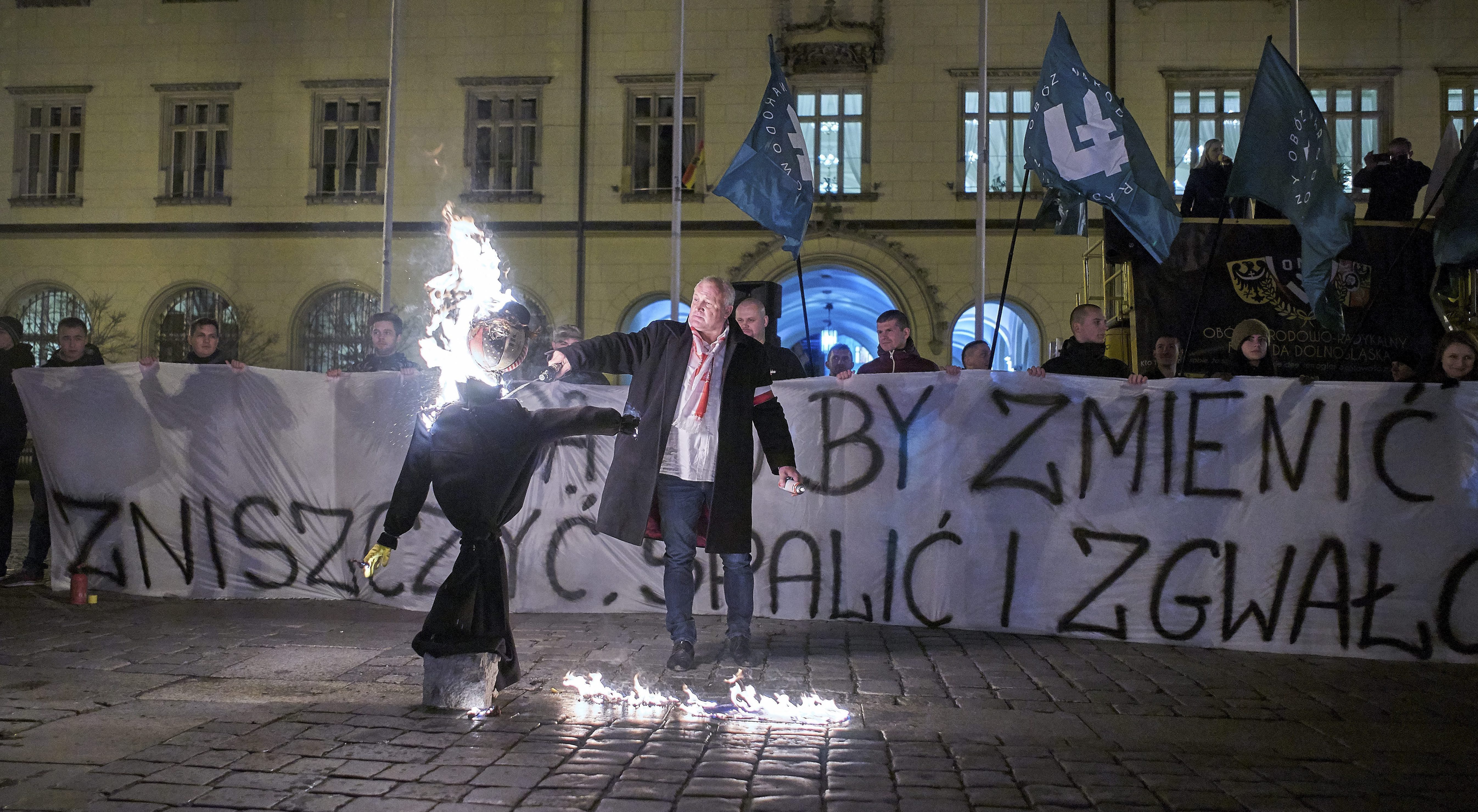 Piotr Rybak podpala kukłę Żyda na rynku we Wrocławiu w listopadzie 2015 r.