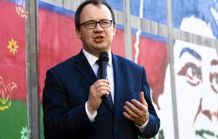 Drugi (…) niebezpieczny przepis de facto blokuje rozpatrywanie już wniesionych spraw na okres sześciu miesięcy od wejścia w życie ustawy, bo trzeba będzie uzupełnić nowo stworzone wymogi formalne.
Tygodnik "Polityka"