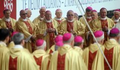 Zabawa w chowanego braci Sekielskich skupia się na jednym księdzu-biskupie