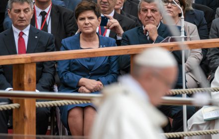 Nie ma ceny za bezpieczeństwo Polaków. Nie cofniemy się. To nie znaczy, że chcemy pomagać, ale poza naszymi granicami. (...) Napływ do Polski ludzi z krajów Bliskiego Wschodu jest wykluczony.
Tygodnik "wSieci"