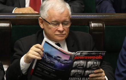 Sekretariat KKW często spotykał się po prostu w moim mieszkaniu. Na posiedzenia przychodził też Bronisław Geremek, choć nie był sekretarzem. Ot tak, dzwonek do drzwi, stoi i cóż mam robić? Nie tylko przychodził, ale czuł się bardzo pewnie.
Autobiografia Kaczyńskiego, Warszawa 2016