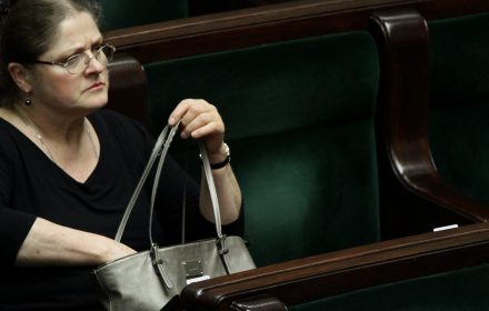 Samo istnienie tworu o cechach Trybunału Konstytucyjnego łamie zasady demokracji, bo kilku niekontrolowanych prawników nie pochodzących z wyborów uchyla narodowe kompromisy, wolę narodów i jego sejmowej reprezentacji.
29/08/2016