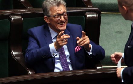 Pytanie: A nie można było odmówić przyjęcia odznaczenia?
Piotrowicz (ironicznie): "Można było, można. Trzeba znać realia tamtego czasu"
Konferencja w Sejmie