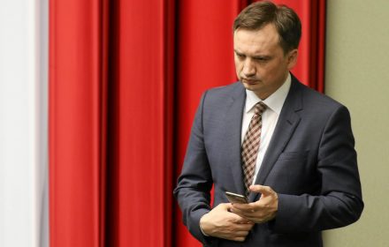 Uchwalenie ustawy pozwoli skutecznie zwalczać kłamstwa godzące w dobry wizerunek i w dobre imię Polski, powielane przede wszystkim przez zagraniczne media.
Informacja prasowa Ministerstwa Sprawiedliwości