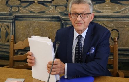 Trybunał Konstytucyjny jest władzą niezależną, odrębną, ale reguły postępowania przed Trybunałem będzie określał parlament. I to parlament będzie decydował, kto będzie sędzią Trybunału Konstytucyjnego, bo tak jest zapisane w konstytucji.
Konferencja w Sejmie