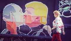 Mural z wizerunkiem dwóch męzczyzn całujących się w usta [Putin i Trump}