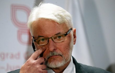 To niespotykana sytuacja, aby ktoś, kto zarządza koncernem prasowym wydawał dyrektywę polityczną dziennikarzom pracującym w Polsce pod hasłem: „walczcie z polskim rządem”, „ingerujcie w sprawy polskiego państwa”.
Wywiad dla Radia Maryja