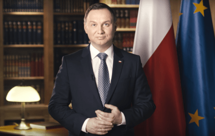 W mijającym roku reformy przeprowadzone w wielu obszarach przyniosły lub przyniosą konkretne korzyści polskim rodzinom. Zobowiązania wyborcze, złożone w trakcie kampanii prezydenckiej i parlamentarnej, są i będą nadal sumiennie realizowane.
Orędzie noworoczne