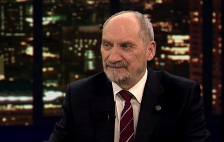 Od 1991 do 2015 r. Bronisław Komorowski decydował o kształcie armii polskiej. Jako minister obrony narodowej, nadzorujący służby specjalne, przewodniczący komisji obrony, wreszcie prezydent (...) promował środowiska związane z dawnym systemem.
"Koniec systemu", TV Republika